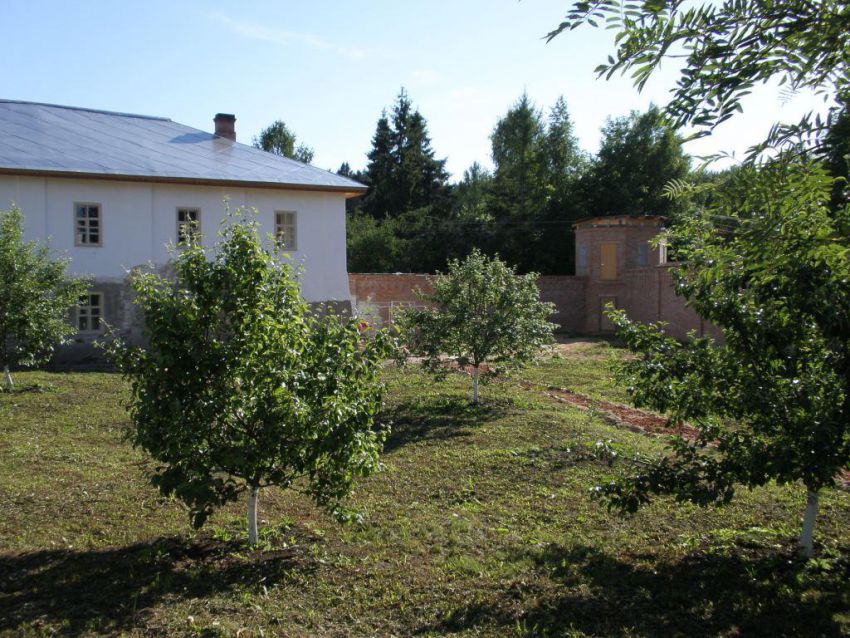 Троицкий Павло-Обнорский мужской монастырь, Юношеское (Грязовецкий район, Вологодская область). дополнительная информация, Слева - южный корпус, справа строится юго-западная башня монастыря.