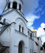 Богородице-Рождественский мужской монастырь. Церковь Александра Невского в колокольне, фрагмент южного фасада на фоне Богородице-Рождественского собора<br>, Владимир, Владимир, город, Владимирская область