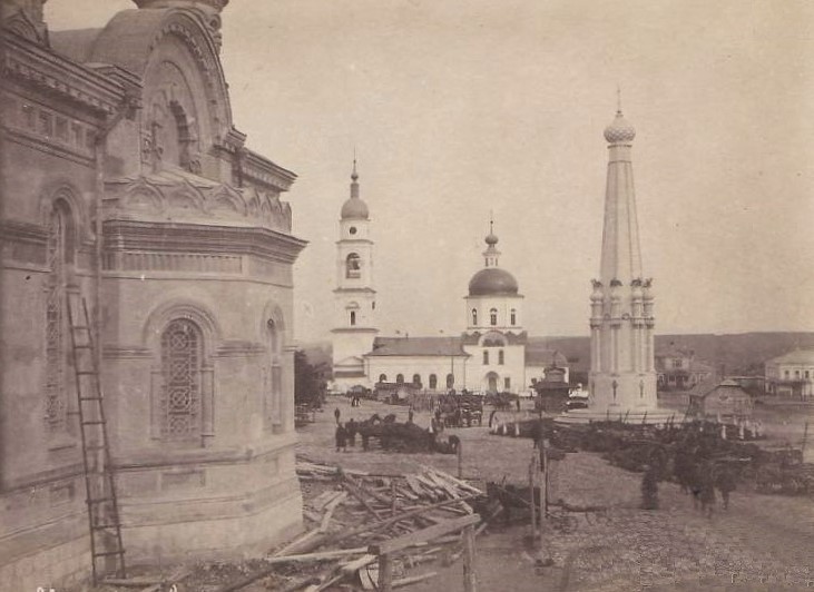 Вид на собор Казанской иконы Божией Матери от Успенской церкви. Фото 1910-х гг., архивная фотография. Собор Казанской иконы Божией Матери, Малоярославец (Малоярославецкий район, Калужская область)
