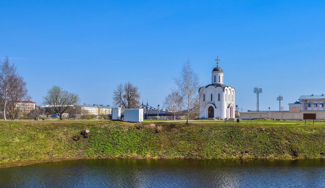 Тверь. Церковь Михаила Тверского на острове Памяти. общий вид в ландшафте