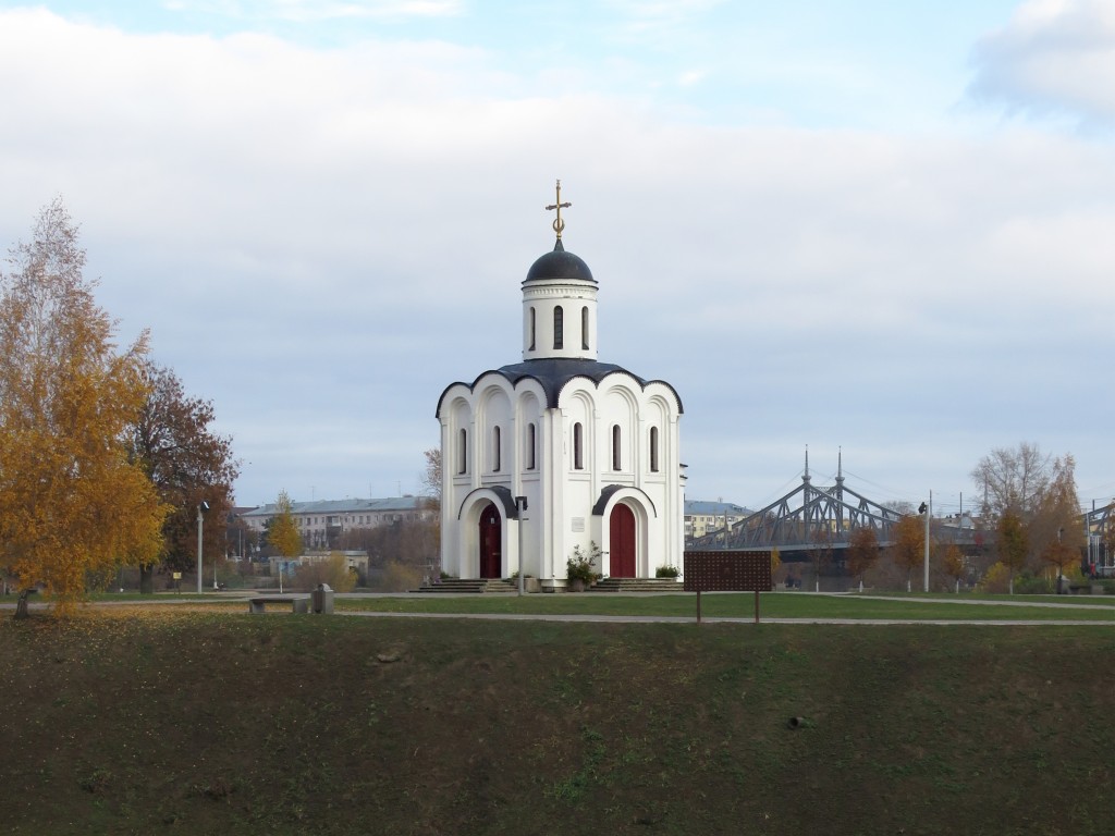 Тверь. Церковь Михаила Тверского на острове Памяти. общий вид в ландшафте