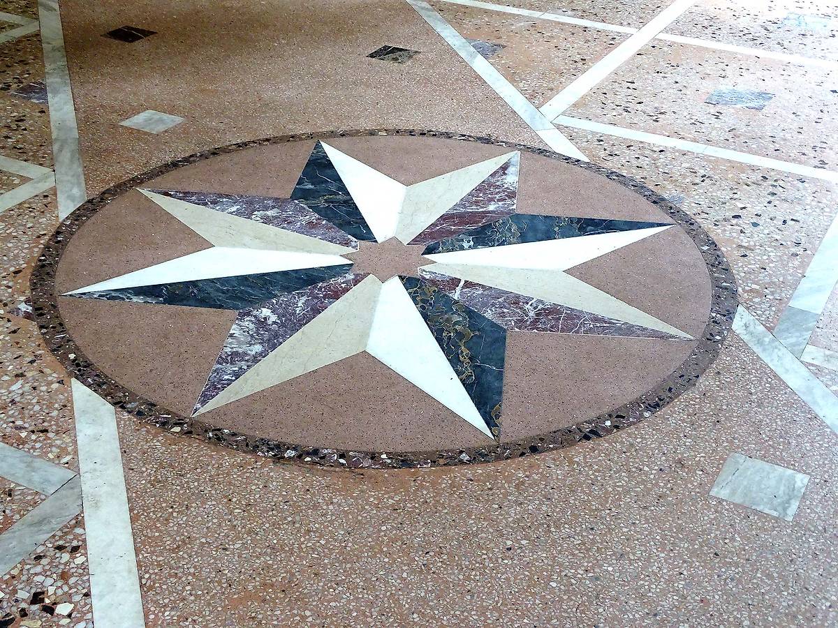 Напольная плитка, интерьер и убранство. Церковь Николая Чудотворца, Новый Милет (Балашихинский городской округ и г. Реутов, Московская область)