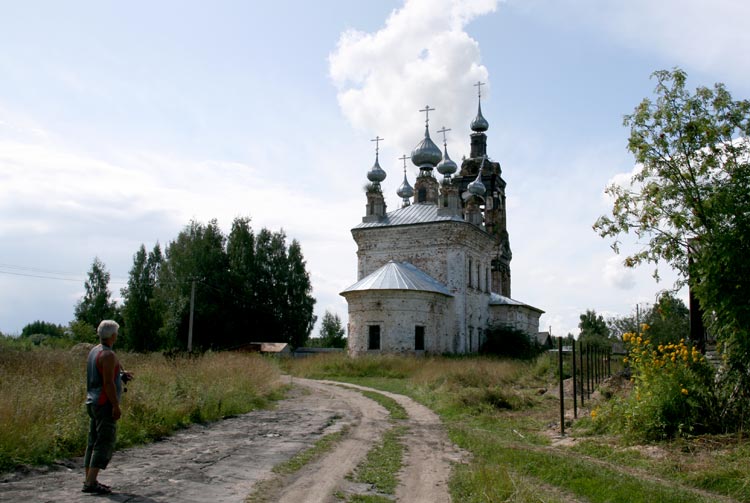 Церковь Введения во храм Пресвятой Богородицы, Красные Пожни (Красносельский район, Костромская область). общий вид в ландшафте