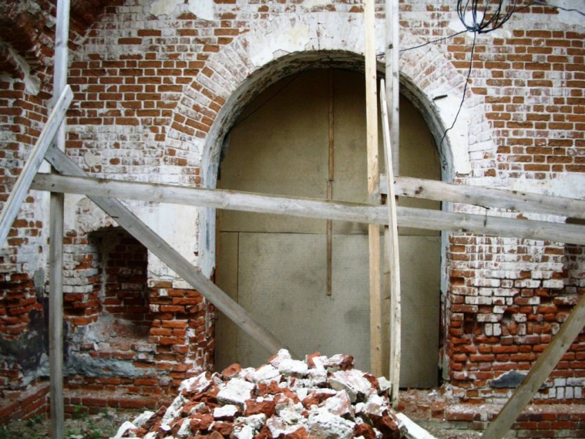 Церковь Николая Чудотворца в Русинове, Ермолино (Боровский район, Калужская область). документальные фотографии, западный вход в основной объем