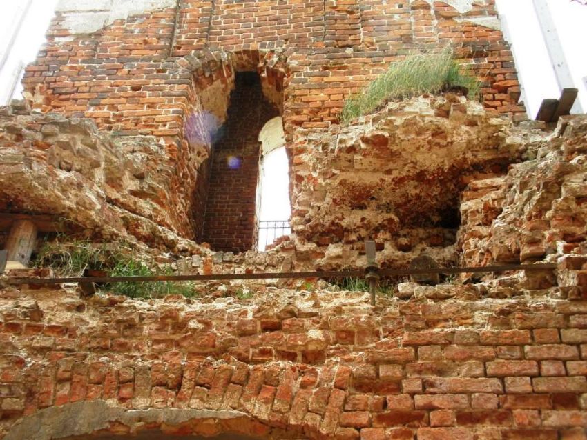 Церковь Николая Чудотворца в Русинове, Ермолино (Боровский район, Калужская область). документальные фотографии, Восточная  сторона  колокольни,  видны  остатки  крыши  трапезной.