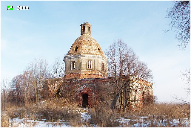 Клины. Церковь Покрова Пресвятой Богородицы. общий вид в ландшафте, Церковь по всей видимости имела два западных входа - парадный (не сохранился) и будничный, в южный придел