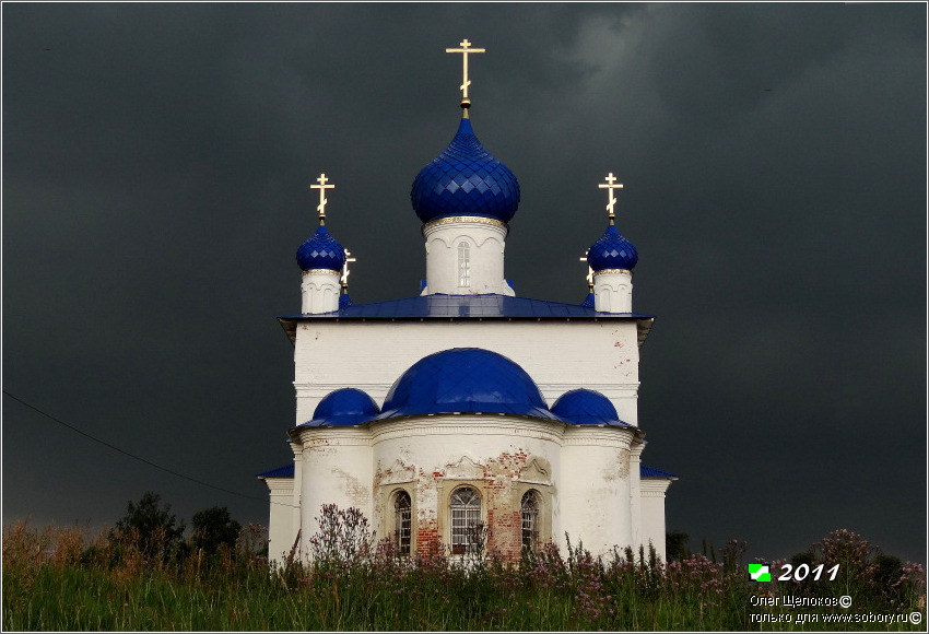 Большелучинское. Церковь Рождества Пресвятой Богородицы. фасады, Перед летней грозой