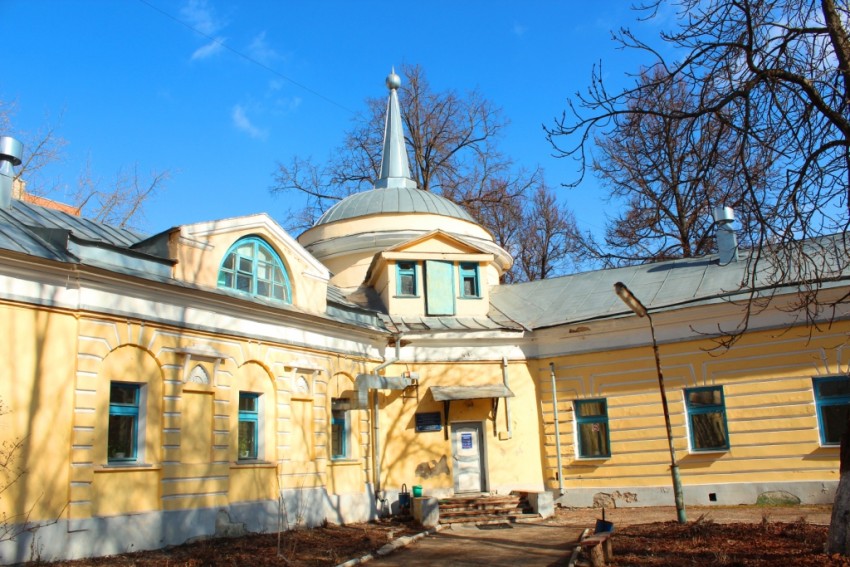 Церковь Александра Невского при бывших Хлюстинских богоугодных заведениях, Калуга (Калуга, город, Калужская область). дополнительная информация, Угловая башня