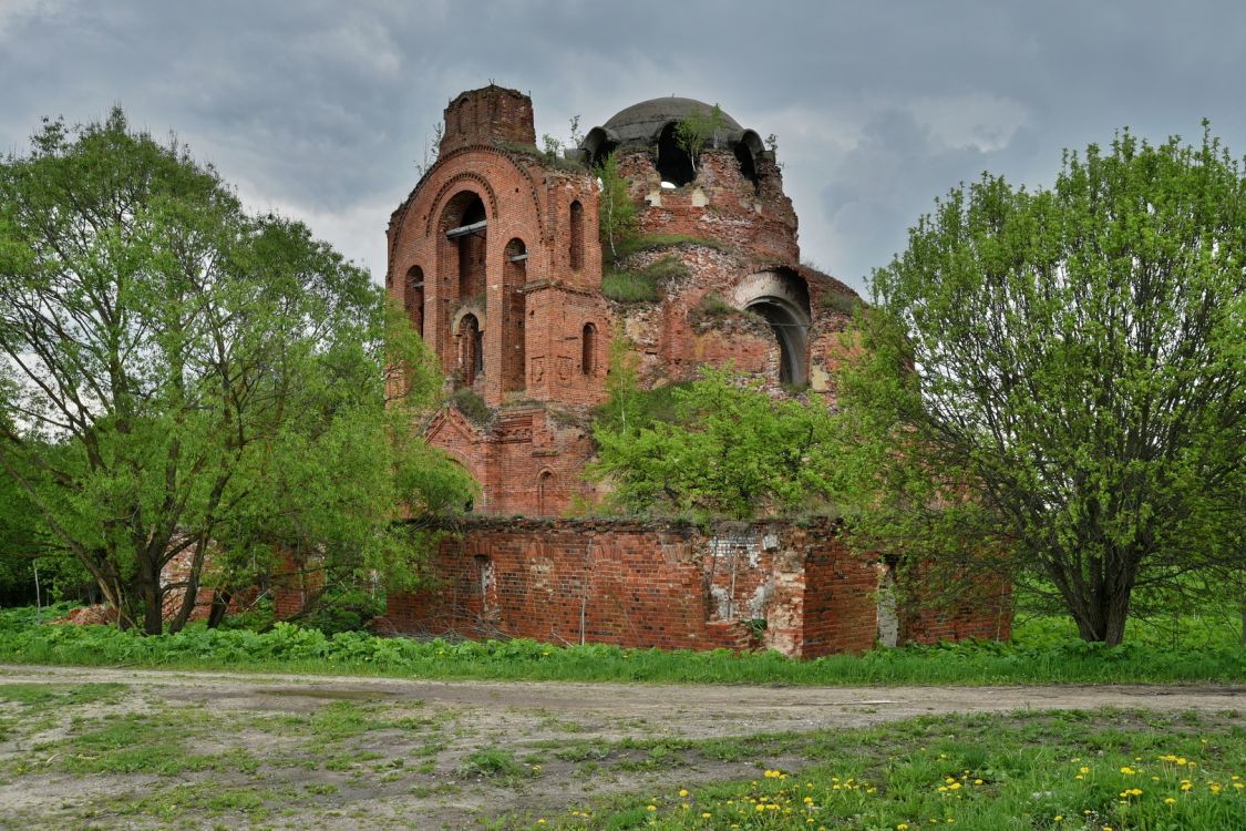 Церковь Покрова Пресвятой Богородицы, Космачево (Людиновский район, Калужская область). общий вид в ландшафте, Общий вид с юго-запада