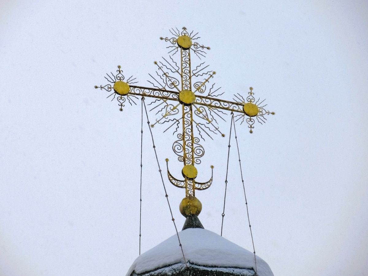 Кованый крест главы основного объёма., архитектурные детали. Преображенский скит. Церковь Преображения Господня, Юдино (Одинцовский городской округ и ЗАТО Власиха, Краснознаменск, Московская область)
