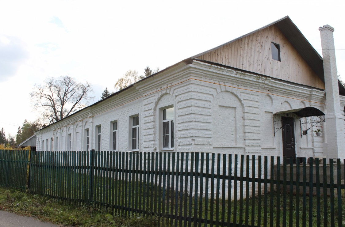Церковь Воздвижения Креста Господня, Снегирёво (Кольчугинский район, Владимирская область). дополнительная информация, Богадельня  в подворье Александровского Свято-Успенского  монастыря в Снегирево 