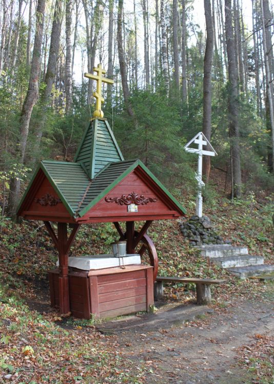 Церковь Воздвижения Креста Господня, Снегирёво (Кольчугинский район, Владимирская область). дополнительная информация, Глебов колодец, примерно 350 м к востоку от церкви