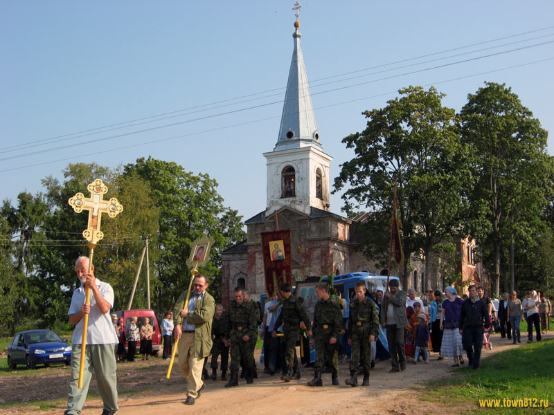 Церковь Успения Пресвятой Богородицы, Заручье (Сланцевский район, Ленинградская область). документальные фотографии, Крестный ход к Доложской пещере на Праздник Успения Пресвятой Богородицы.