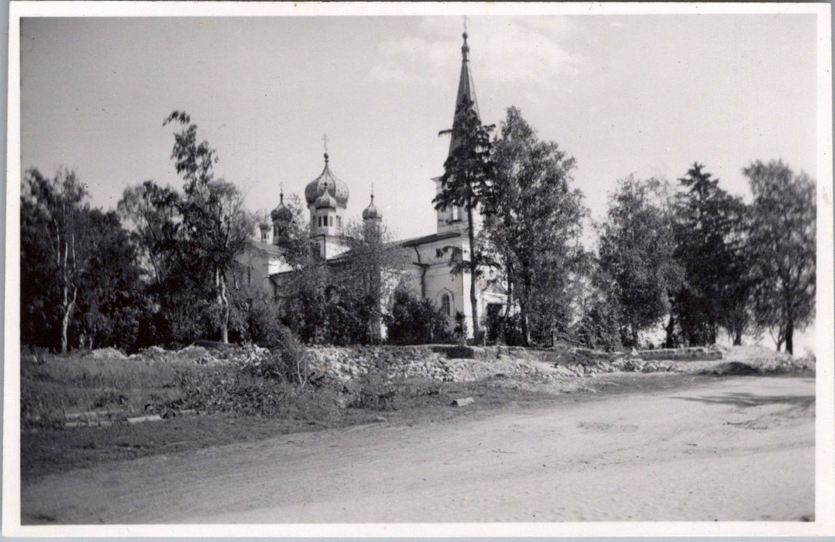 Ограда храма уже разрушена. Фото 1942 с аукциона e-bay.de, архивная фотография. Церковь Успения Пресвятой Богородицы, Заручье (Сланцевский район, Ленинградская область)