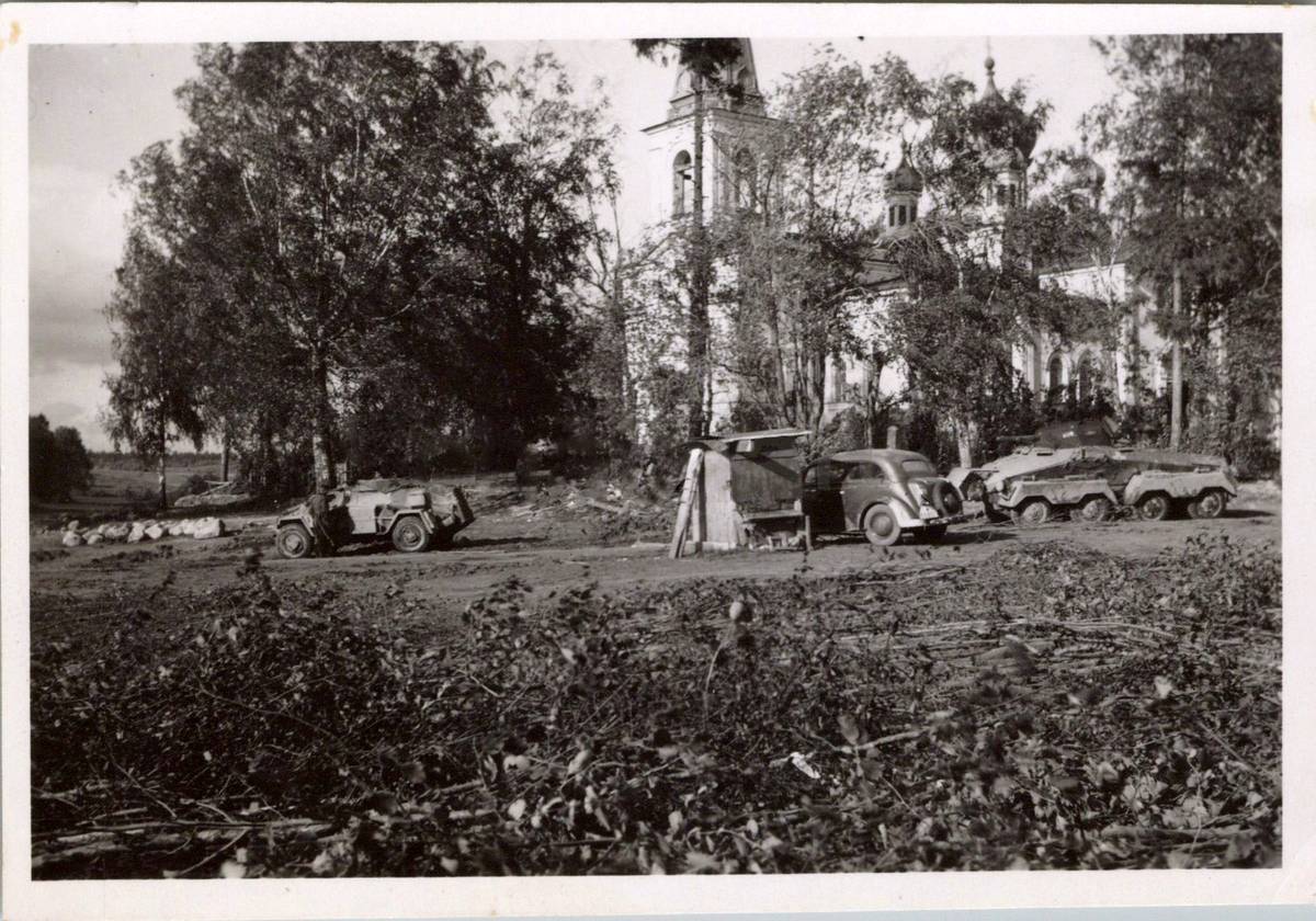 Южный фасад. Фото 1942 с аукциона e-bay.de, архивная фотография. Церковь Успения Пресвятой Богородицы, Заручье (Сланцевский район, Ленинградская область)