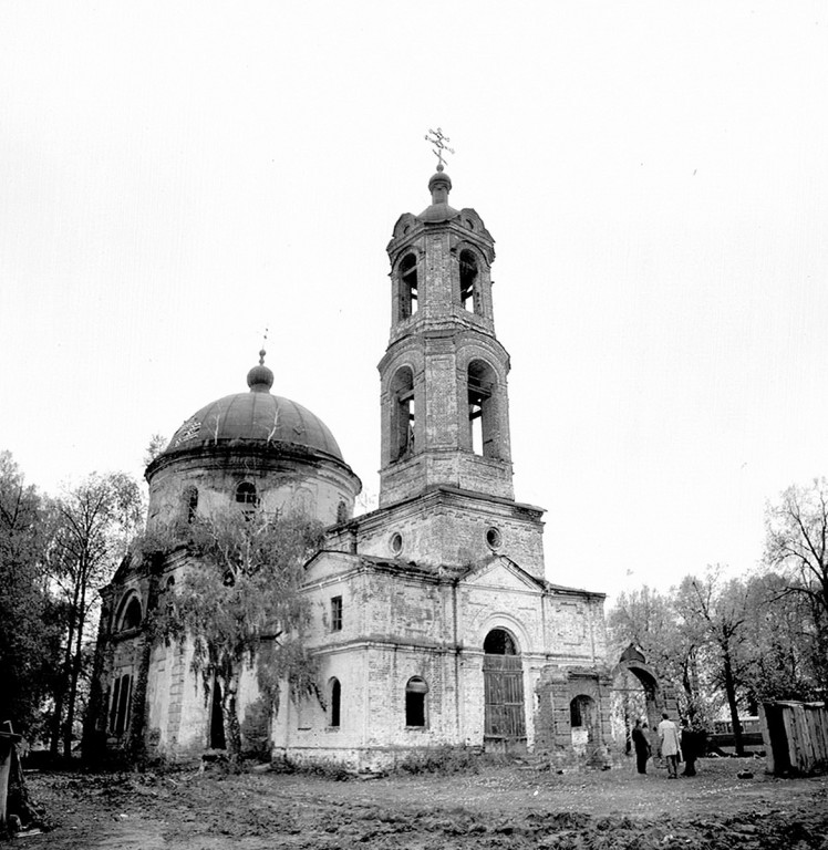 Яромаска. Церковь Успения Пресвятой Богородицы. архивная фотография, Фотография неизвестного автора. Оцифровка черно-белого негатива.Октябрь 1991г.