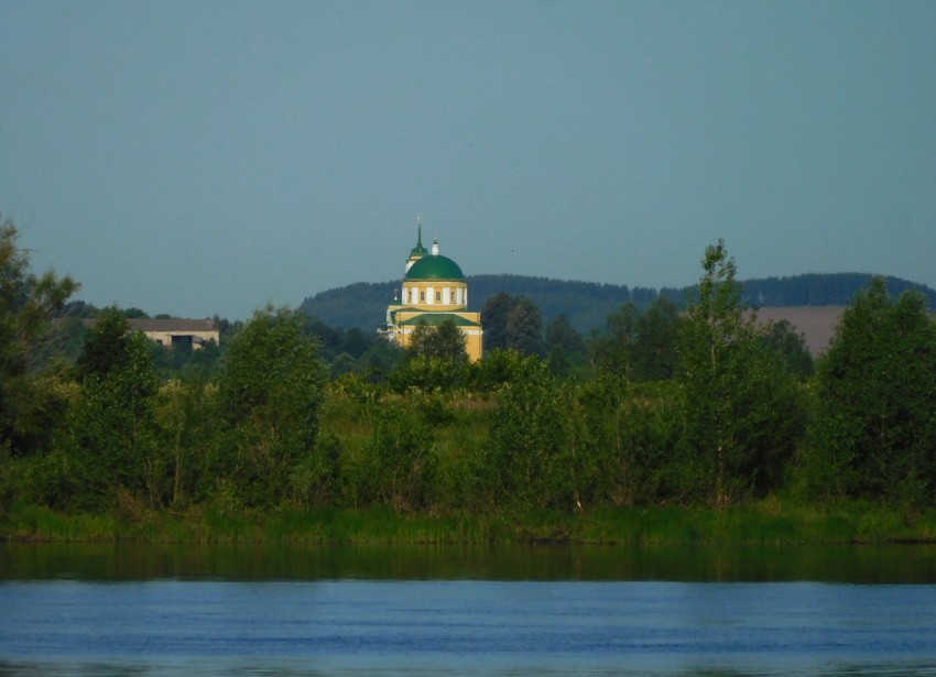 Мазунино. Церковь Спаса Преображения. общий вид в ландшафте, Вид на церковь с Камы