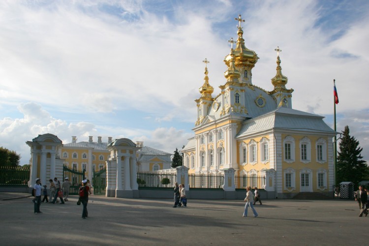 Петергоф. Церковь Петра и Павла. общий вид в ландшафте