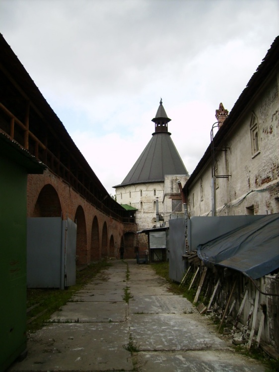 Таганский. Новоспасский монастырь. дополнительная информация, На  заднем  плане  -  северо-западная  башня