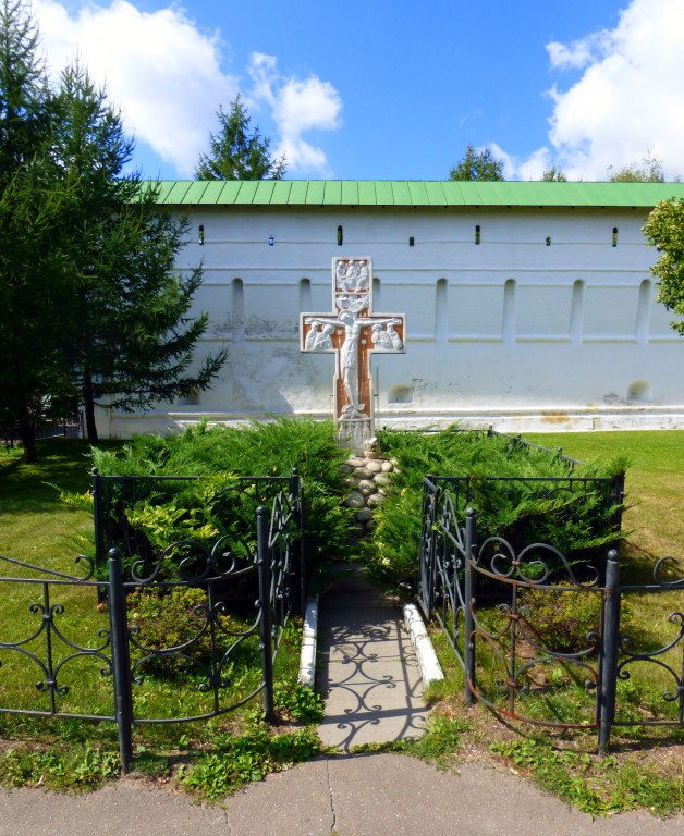 Таганский. Новоспасский монастырь. дополнительная информация, Поклонный крест у входа в монастырь
