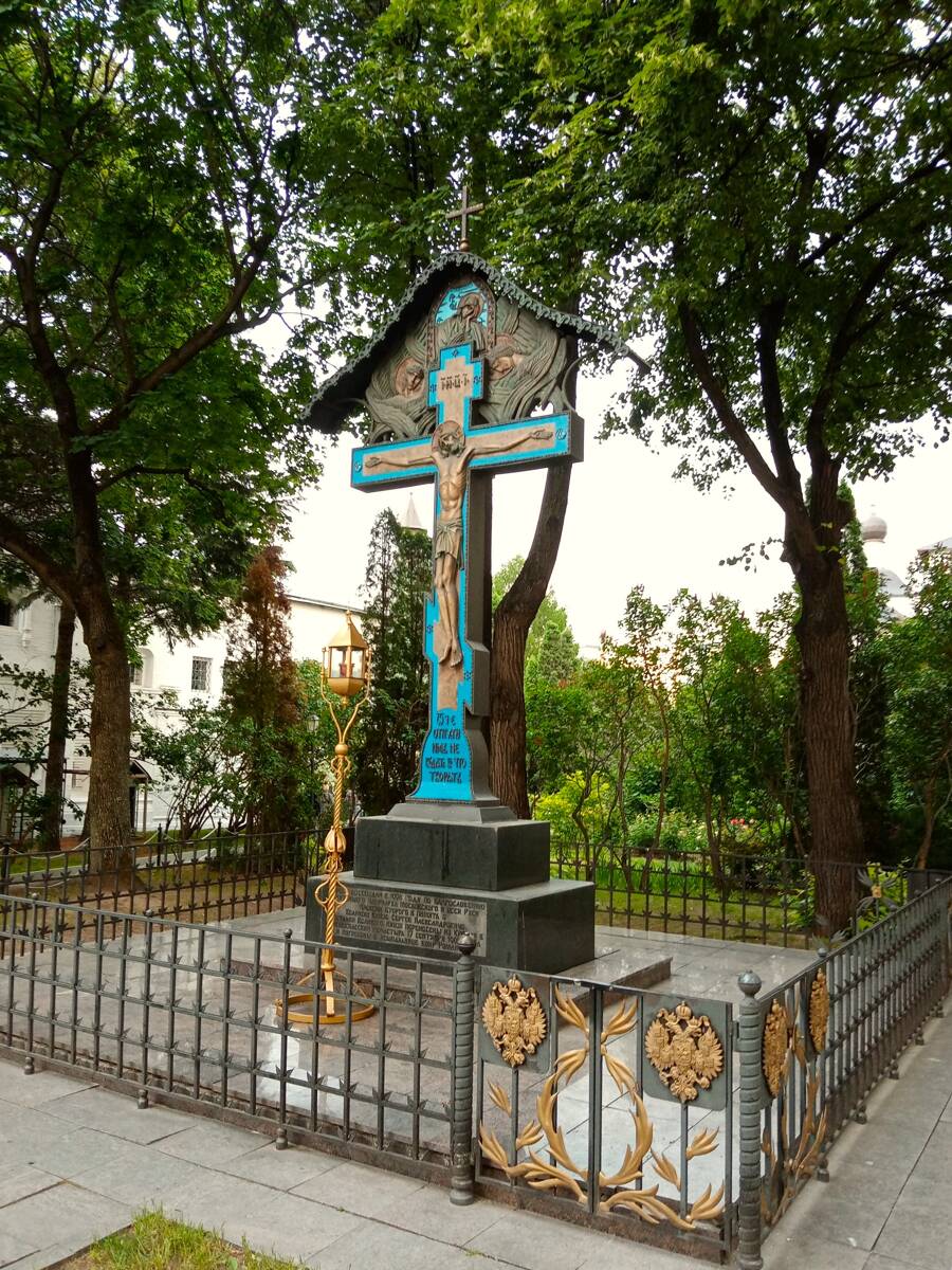Новоспасский монастырь, Таганский (Центральный административный округ (ЦАО), г. Москва). дополнительная информация, Поклонный крест в память об убиенном великом князе Сергее Александровиче Романове. Установлен в 1998 году