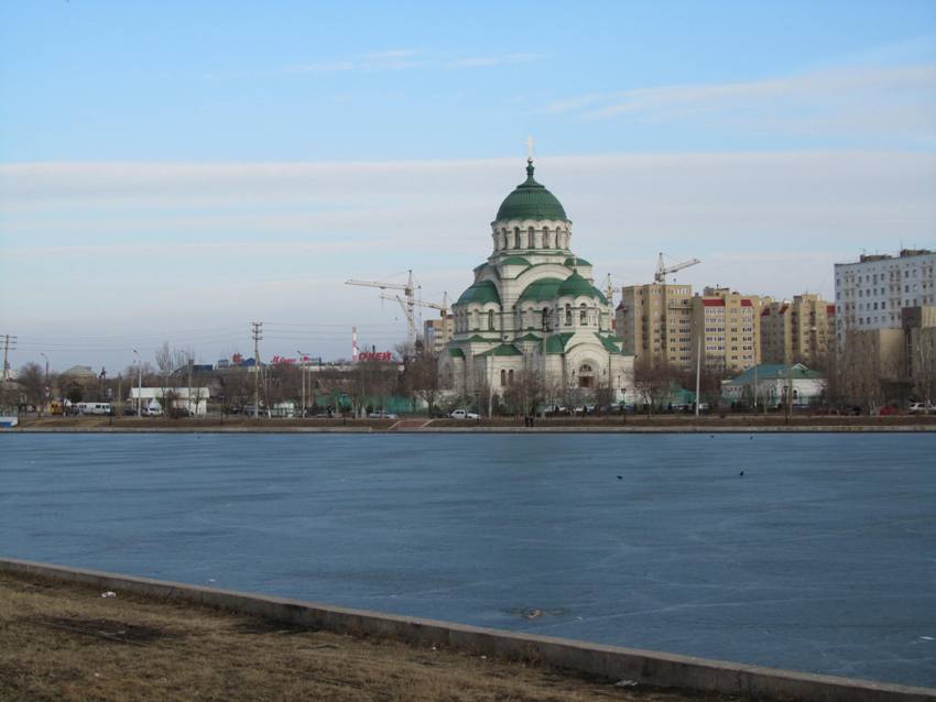 Астрахань. Собор Владимира равноапостольного. общий вид в ландшафте, вид с запада