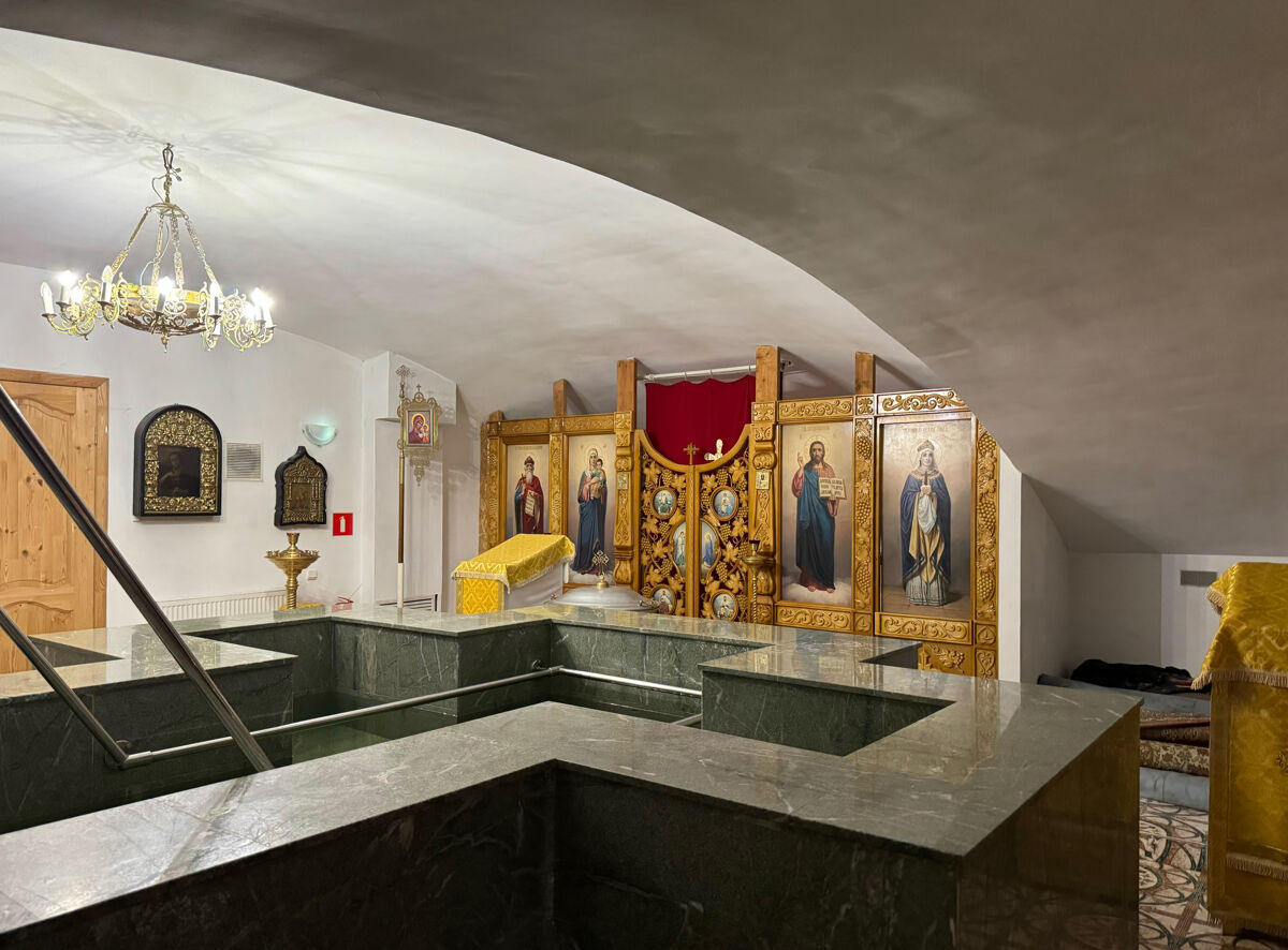Собор Владимира равноапостольного, Астрахань (Астрахань, город, Астраханская область). интерьер и убранство, Крестильня в нижнем храме