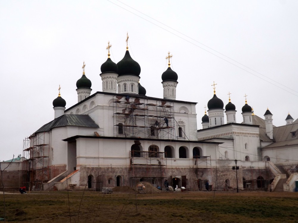 Монастырь астрахань. Троицкий монастырь Астрахань. Троицкий собор Астраханского Кремля. Астраханский Кремль собор Троицы Живоначальной. Собор монастыря Троицы Живоначальной Астрахань.