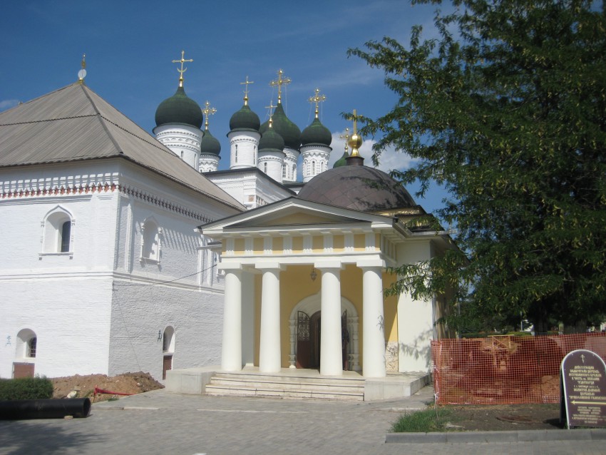 Кремль. Троицкий монастырь. Часовня Кирилла Астраханского, Астрахань (Астрахань, город, Астраханская область). общий вид в ландшафте