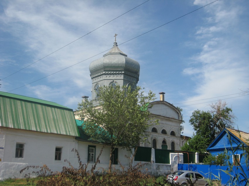 Астрахань. Церковь Покрова Пресвятой Богородицы. общий вид в ландшафте