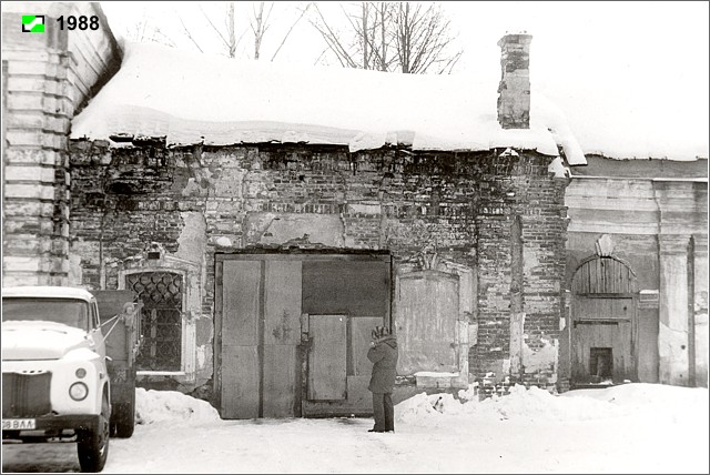 Андреевское. Церковь Андрея Первозванного. архивная фотография, Трапезная до реставрации использовалась в качестве гаража. 1980-е гг.