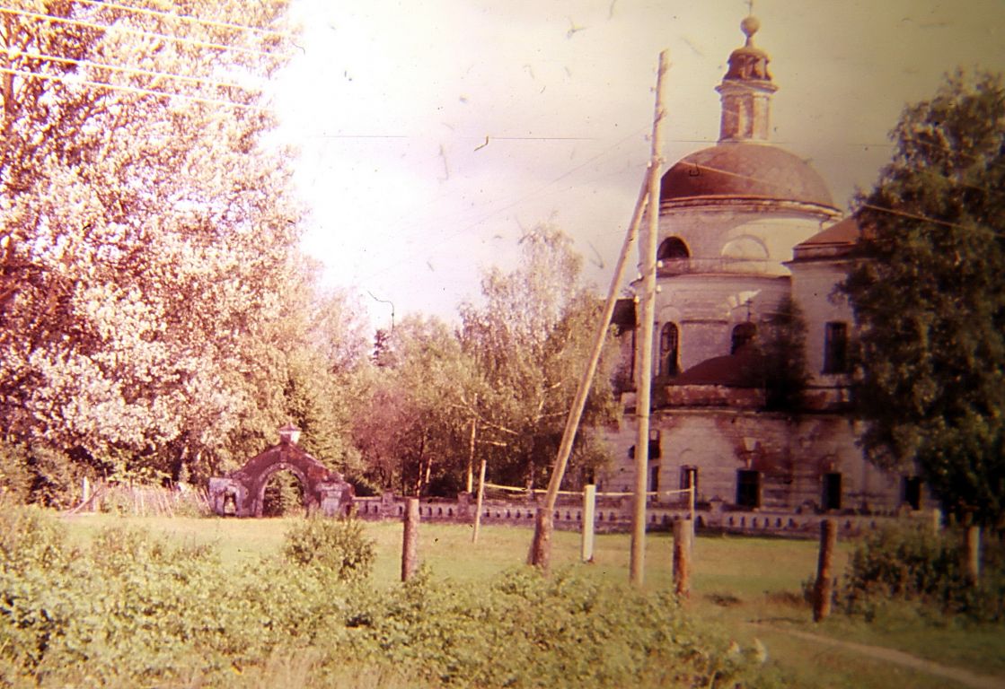 Церковь Воскресения Христова, Рощино (Петушинский район, Владимирская область). архитектурные детали, Северная сторона основного объема. Арка ограды утрачена.  Фото 1974г. 