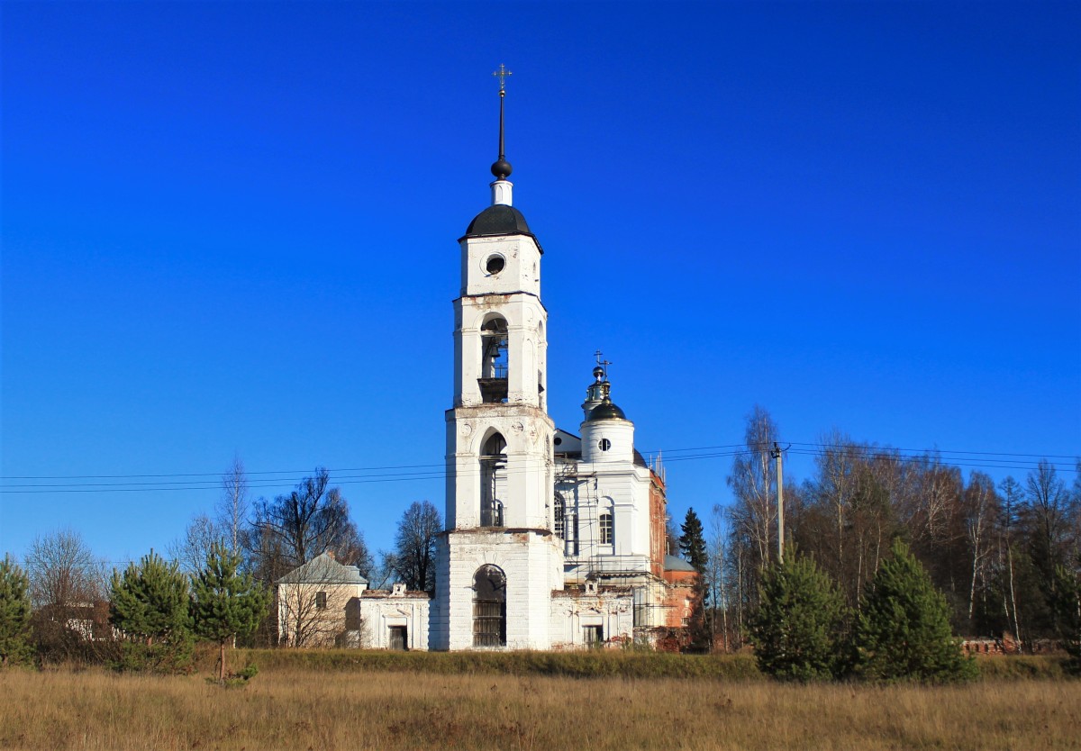 Рощино. Церковь Воскресения Христова. общий вид в ландшафте, Вид с запада