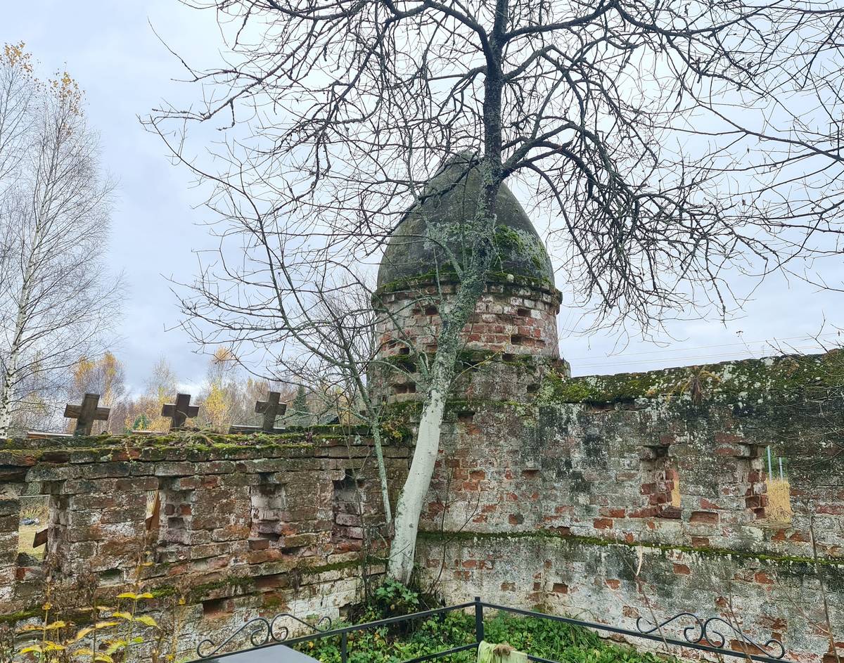 Церковь Воскресения Христова, Рощино (Петушинский район, Владимирская область). дополнительная информация, Юго-западная башня ограды, внутренняя сторона