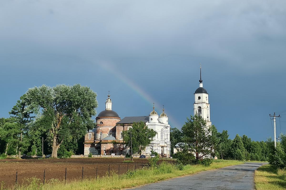 Панорама с северо-запада, общий вид в ландшафте. Церковь Воскресения Христова, Рощино (Петушинский район, Владимирская область)
