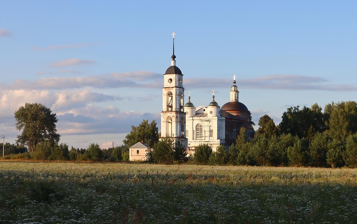 Панорама с юго-запада, общий вид в ландшафте. Церковь Воскресения Христова, Рощино (Петушинский район, Владимирская область)