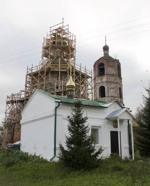 Часовня Серафима Саровского, Караваево (Петушинский район, Владимирская область). фасады, Вид северо-востока. На втором плане реставрация Успенской церкви 