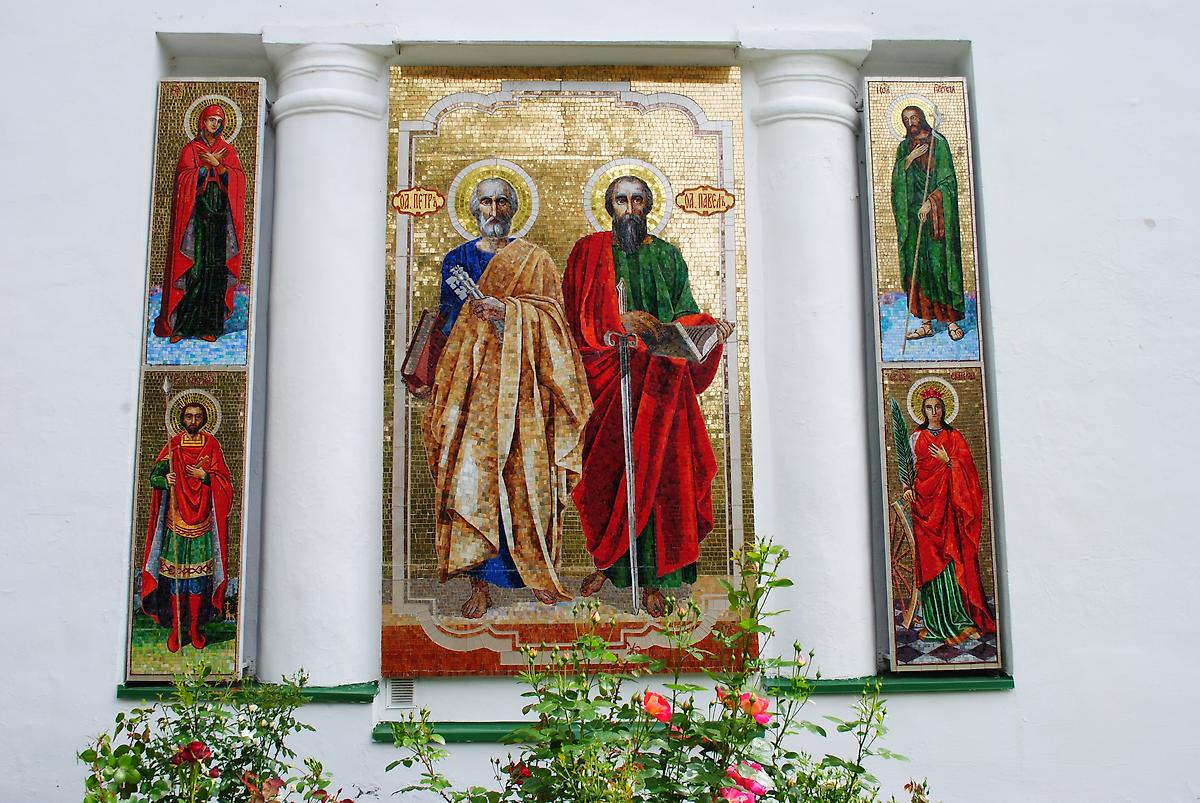 Мозаичное панно на фасаде, архитектурные детали. Собор Петра и Павла ("Пермоградский"), Пермь (Пермь, город, Пермский край)