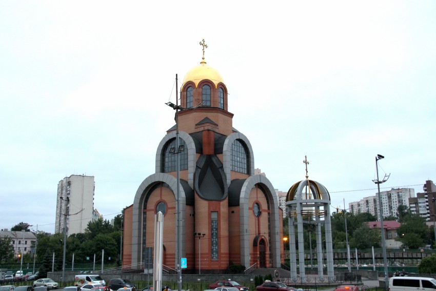 Церковь Георгия Победоносца, Железнодорожная Колония (Соломенский район, Украина, г. Киев). общий вид в ландшафте