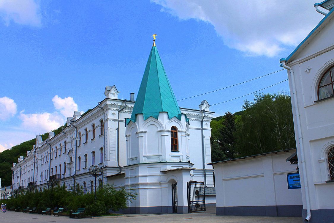 Успенская Святогорская лавра, Святогорск (Славянский район, Украина, Донецкая область). дополнительная информация, Восточная башня и корпус гостиницы для паломников