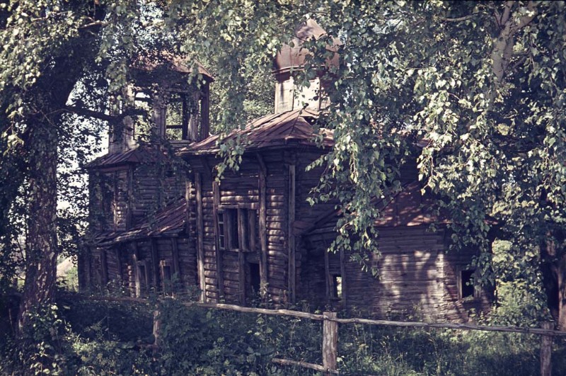 Церковь Николая Чудотворца, Васильевское (Серпуховский городской округ и гг. Протвино, Пущино, Московская область). архивная фотография, Вид перестроенного в кон. XIX в. храма до реставрации кон. 1960-х гг.; цветная фотография. https://tsobor.ru/храм-святителя-и-чудотворца-николая-с-3/