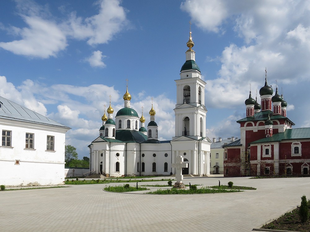 Углич. Богоявленский монастырь. Церковь Феодоровской иконы Божией Матери. общий вид в ландшафте