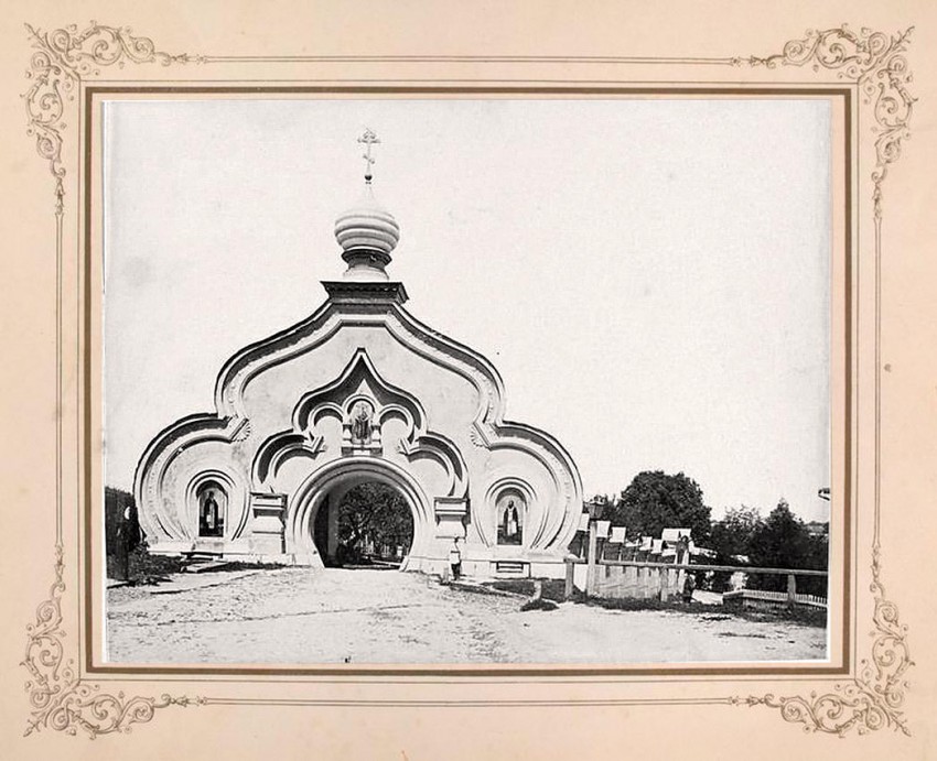 Покровский женский монастырь, Кудрявец (Шевченковский район, Украина, г. Киев). архивная фотография, Ворота монастыря.Фото нач.ХХ в. Альбом «Покровский Киевский женский Общежительный Монастырь» http://andcvet.narod.ru/pokrov/sam.html 