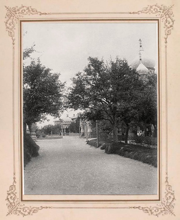 Покровский женский монастырь, Кудрявец (Шевченковский район, Украина, г. Киев). архивная фотография, Фото нач.ХХ в. Широкий переулок ведущий к церкви.  Альбом «Покровский Киевский женский Общежительный Монастырь» http://andcvet.narod.ru/pokrov/sam.html 