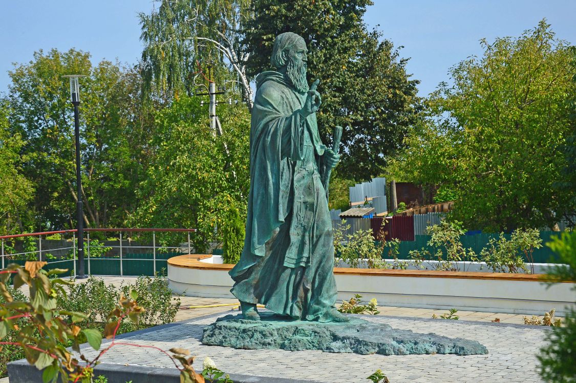 Церковь Троицы Живоначальной, Кашира (Каширский городской округ, Московская область). дополнительная информация, Памятник прп. Сергию Радонежскому возле церкви Троицы Живоначальной
