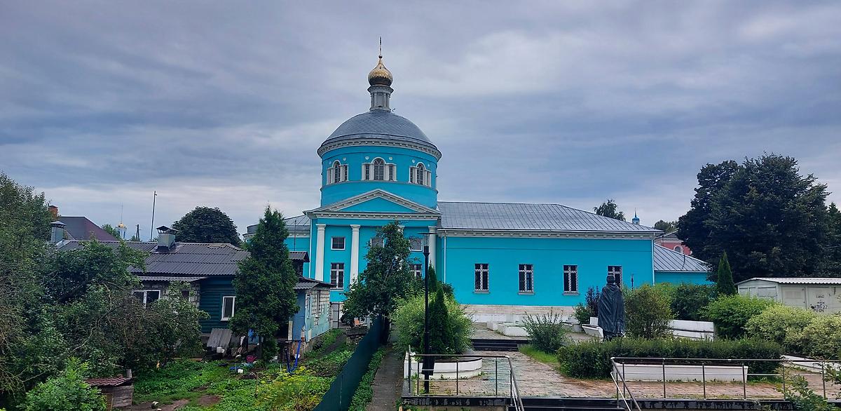 общий вид в ландшафте. Церковь Троицы Живоначальной, Кашира (Каширский городской округ, Московская область)