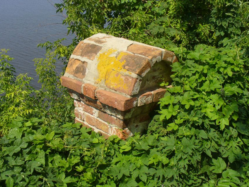 Макарьевская пустынь, Макарьевская пустынь (Верхнеуслонский район, Республика Татарстан). дополнительная информация, Часть ограды монастыря над обрывом, являющаяся подпорной стеной. Поскольку монастырь расположен высоко над обрывом на берегу, он может сползти вниз, в реку. От сползания его защищает подпорная стена.