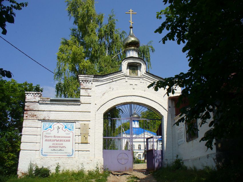 Макарьевская пустынь, Макарьевская пустынь (Верхнеуслонский район, Республика Татарстан). дополнительная информация, Нижние ворота монастыря. К ним ведет дорога вдоль самого берега Свяиги.