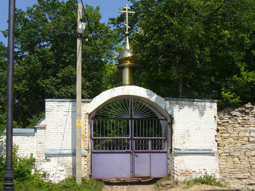 Макарьевская пустынь, Макарьевская пустынь (Верхнеуслонский район, Республика Татарстан). дополнительная информация, Восточные (верхние) ворота. К ним ведет узкая дорога через лес от поселка Петропавловская Слобода.