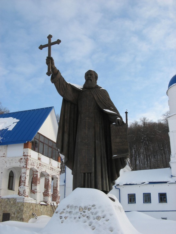 Макарьевская пустынь, Макарьевская пустынь (Верхнеуслонский район, Республика Татарстан). дополнительная информация, Памятник преподобному Макарию Желтоводскому в ограде обители